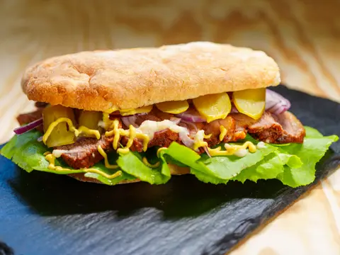 Beef Brisket cu Hrean & Muștar