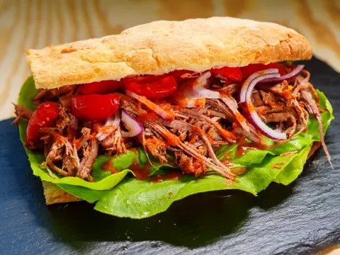 Pulled Beef cu Sos Vânătoresc