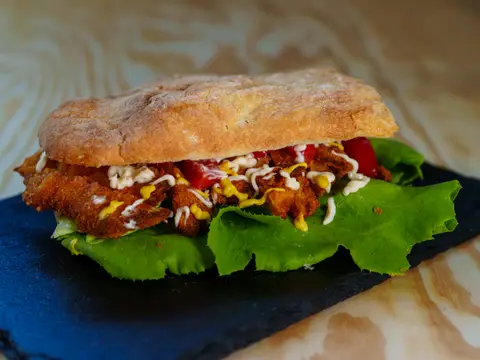 Chicken Schnitzel cu Sos Usturoi