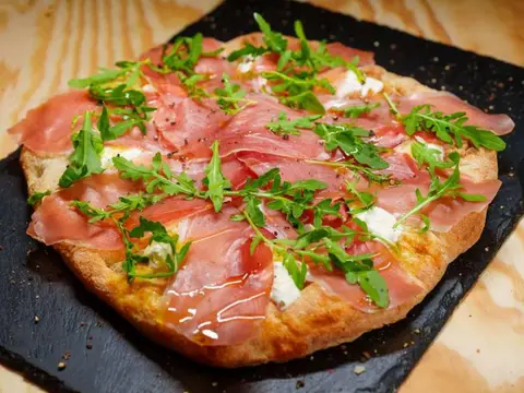 Prosciutto Crudo E Stracciatella Tonda (blat Scrocchiarella)