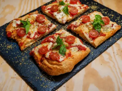 Margherita cu rosii Cherry (blat Scrocchiarella) 497g